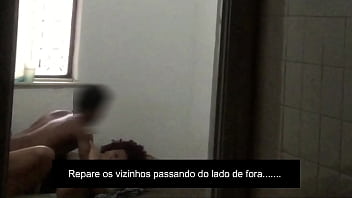 Prostitute Flagrei ela dando pro comedor na sala com os vizinhos passando e ouvindo seus gritos de tesão no pau do novinho