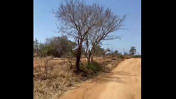 Sucking Mon mari me rejoint avec son ami pour une bonne sous la douche pendant nos vacances en Afrique du Sud