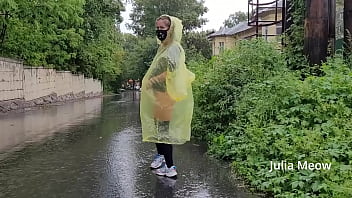 Hot-wife Teen in yellow raincoat flashes pussy outdoors in the rain