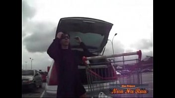  mostrando a calcinha no estacionamento do supermercado