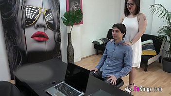 Espanol Best job interview ever: How does a porn model smell like?