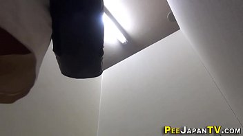 Japanese Asian pee splashes cam