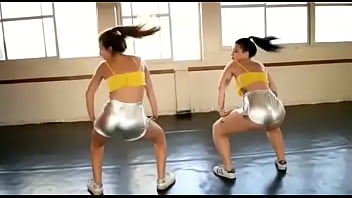 Trolitas Melani cisneros y su amiga bailando para pedir pija grande