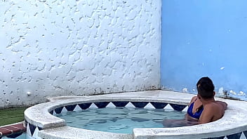 Milf LA VECINA SE PONE CALIENTE Y LE DOY UNA RICA FOLLADA EN EL JACUZZI