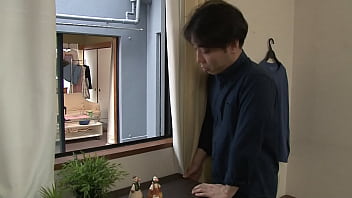 Sexy フロントホックブラ誘惑 2　向かいの部屋の巨乳美女をこっそり覗いていると、恥じらいながらもフックを外し、僕を誘惑し始め…理性を失った僕は誘われるがままその豊満なおっぱいをこれでもかと味わい尽くした日の話。 堪らない巨乳を思いっきり揉みしだき肉感的ボディを味わい尽くす…！【パート4】　https://bit.ly/3rPBZA1