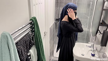 Spycam OMG! I didn't know arab girls do that. A hidden cam in my rental apartment caught a Muslim arab girl in hijab masturbating in the shower.