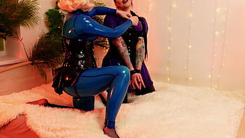 Deep-throat latex rubber sex backstage - amateur video - lesbian sex- Fetish Pin Up Arya Grander and model Dredda Dark